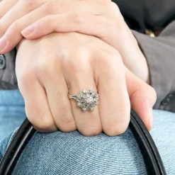 Bague fleur platine, or gris et diamants