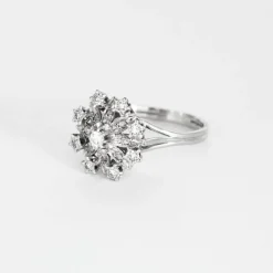 Bague fleur platine, or gris et diamants