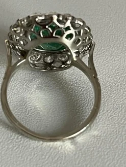 Bague Fleur Platine Or Gris Emeraude Diamants