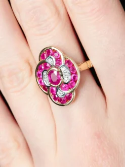 Bague fleur rubis ovale et brillant diamants or jaune