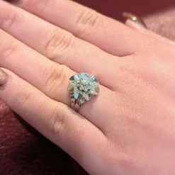 Bague florale en or blanc et diamant