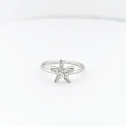 Bague florale en or blanc et diamants