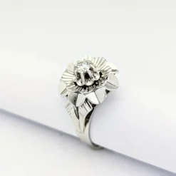 Bague florale en or blanc et diamant
