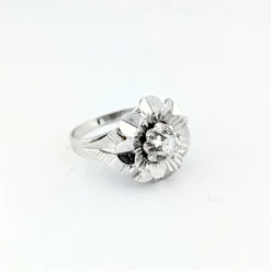 Bague florale en or blanc et diamant