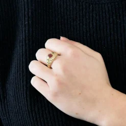 Bague godronnée en or jaune, diamants, émeraude et rubis synthétique