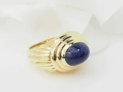 Bague godronnée en or jaune et cabochon Lapis Lazuli