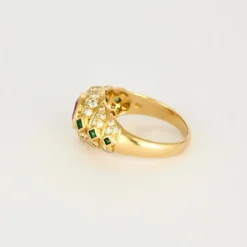 Bague godronnée en or jaune, diamants, émeraude et rubis synthétique