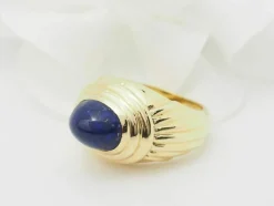 Bague godronnée en or jaune et cabochon Lapis Lazuli