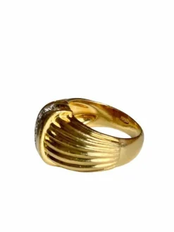 Bague godronnée en or jaune et diamants