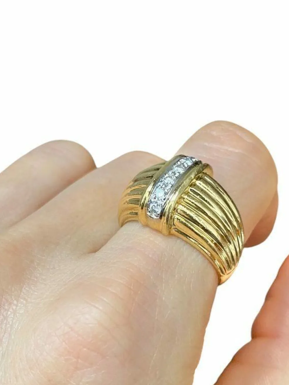 Bague godronnée en or jaune et diamants