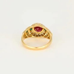 Bague godronnée en or jaune, diamants, émeraude et rubis synthétique