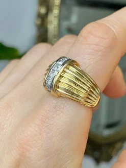Bague godronnée en or jaune et diamants