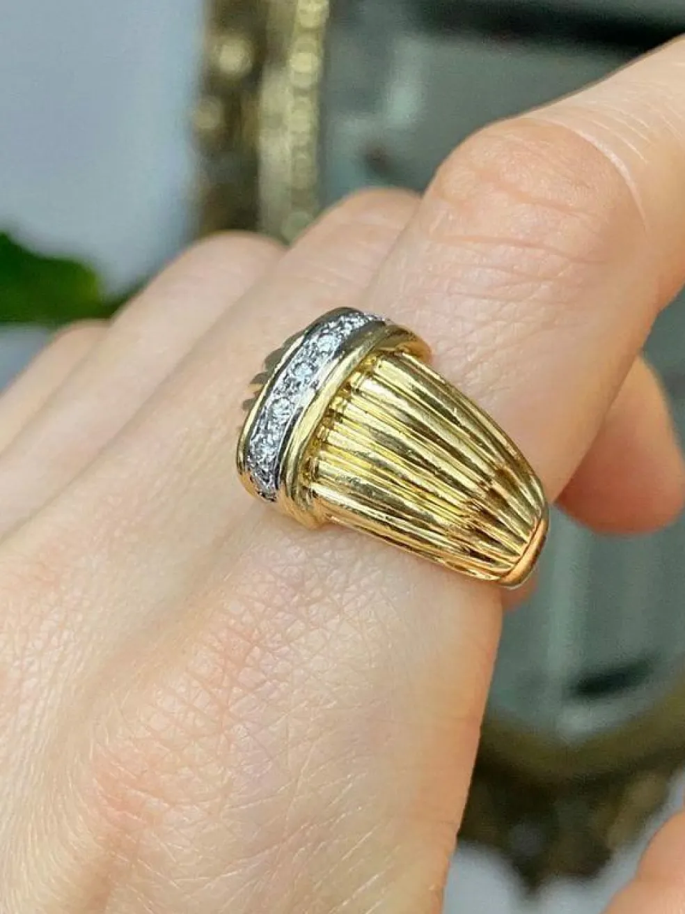 Bague godronnée en or jaune et diamants