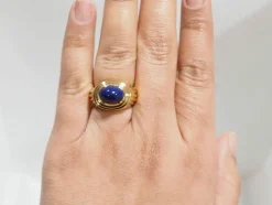 Bague godronnée en or jaune et cabochon Lapis Lazuli