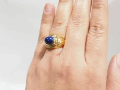 Bague godronnée en or jaune et cabochon Lapis Lazuli