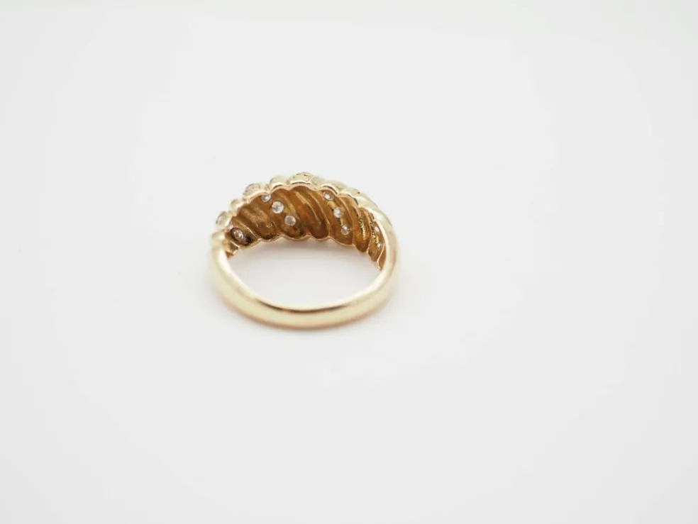 Bague godronnée or jaune 750 et diamants