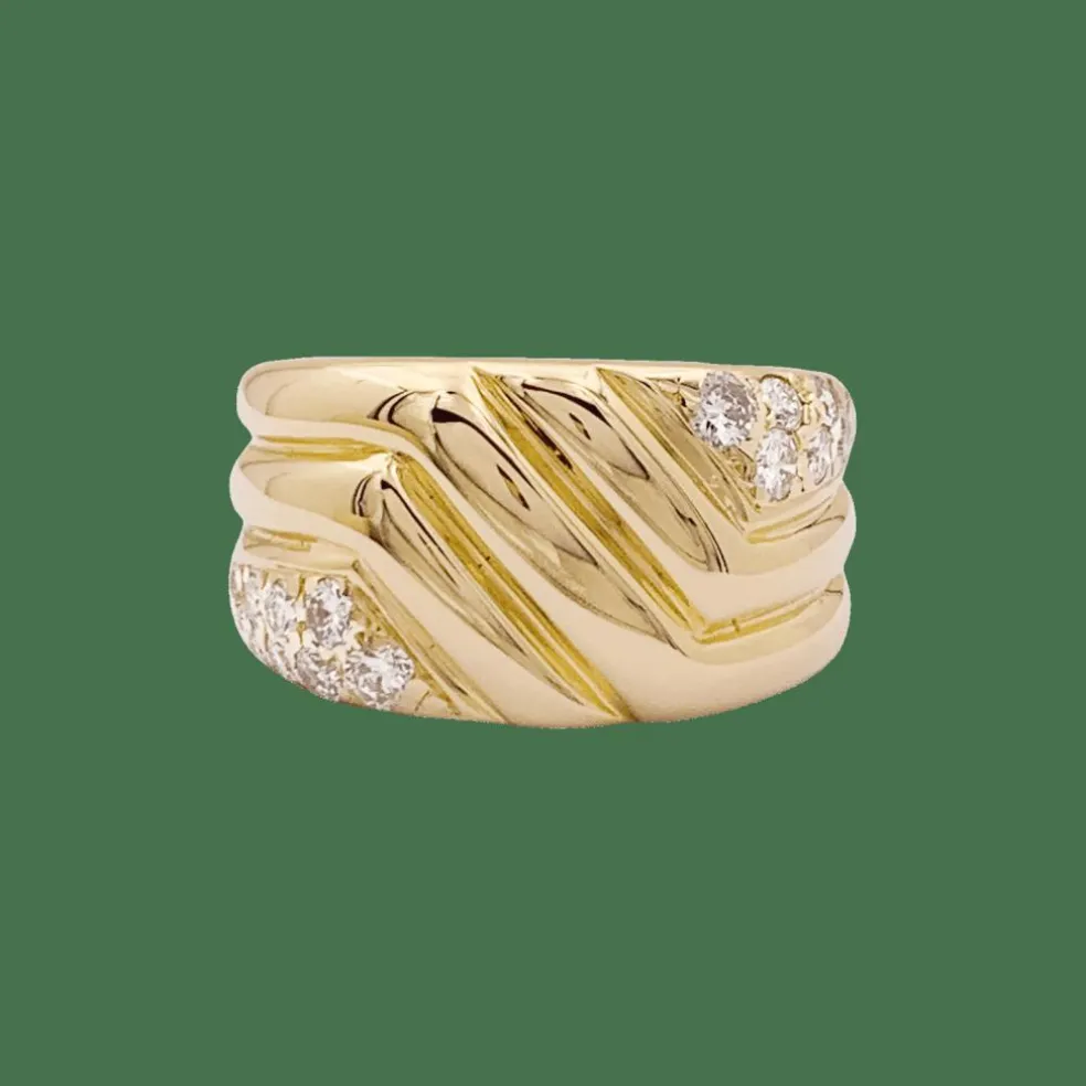 Bague godrons en or jaune et diamants.
