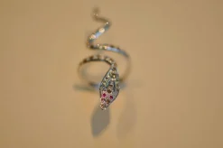 bague grand serpent en or blanc avec diamants naturels