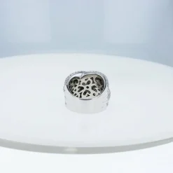 Bague grande en or blanc et diamants