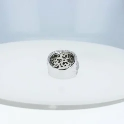 Bague grande en or blanc et diamants