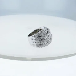 Bague grande en or blanc et diamants