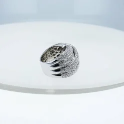 Bague grande en or blanc et diamants