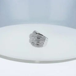 Bague grande en or blanc et diamants
