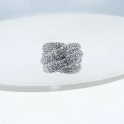 Bague grande en or blanc et diamants