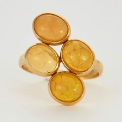 Bague "Grappe" en or jaune et opales