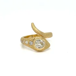 Bague gravée de serpent enroulé de diamant antique
