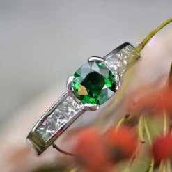 Bague grenat tsavorite et diamants princesse