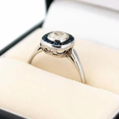 Bague halo en platine avec saphir et diamant