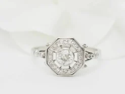 Bague hexagonale en or blanc et diamants
