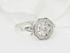 Bague hexagonale en or blanc et diamants
