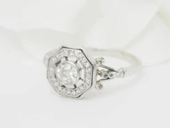 Bague hexagonale en or blanc et diamants