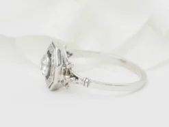 Bague hexagonale en or blanc et diamants