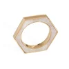 Bague hexagonale en or jaune incrustée d'onyx blanc