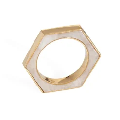 Bague hexagonale en or jaune incrustée d'onyx blanc