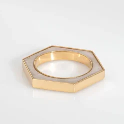 Bague hexagonale en or jaune incrustée d'onyx blanc