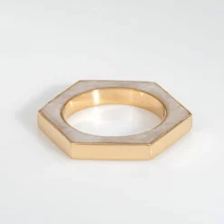 Bague hexagonale en or jaune incrustée d'onyx blanc