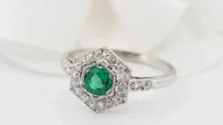 Bague hexagonale en platine, émeraude et diamants