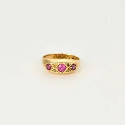 Bague Illusion or jaune, rubis, diamants