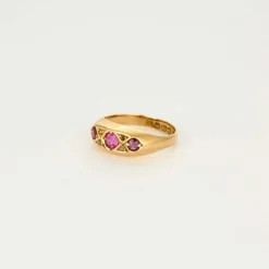 Bague Illusion or jaune, rubis, diamants