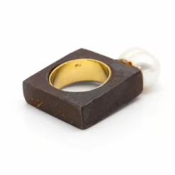Bague IRON en or jaune et perle baroque