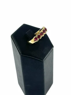 Bague italienne eternity en or jaune et rubis