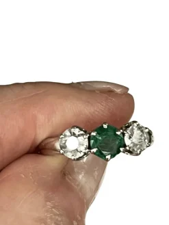 Bague Jarretière Or Gris Emeraude Diamants