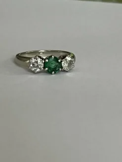 Bague Jarretière Or Gris Emeraude Diamants