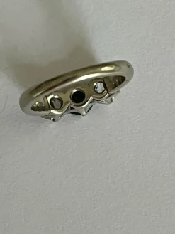 Bague Jarretière Or Gris Emeraude Diamants