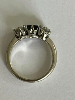 Bague Jarretière Or Gris Emeraude Diamants
