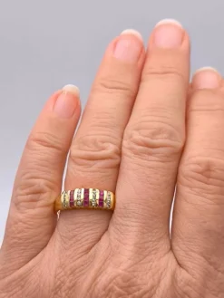 Bague jarretière or jaune ornée de rubis et diamants